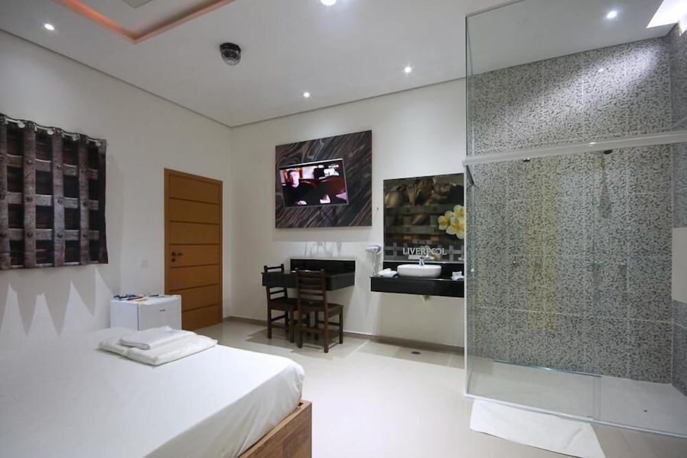 Фото Liverpool Hotel & Motel