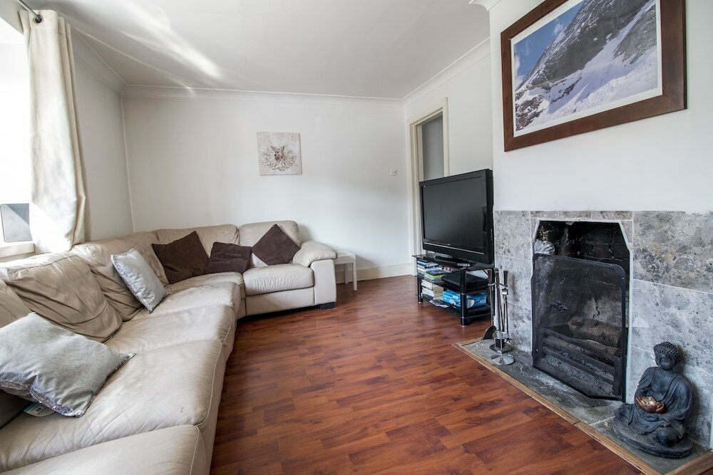 Фото Lovely Rooms in a Quiet Place of Woking