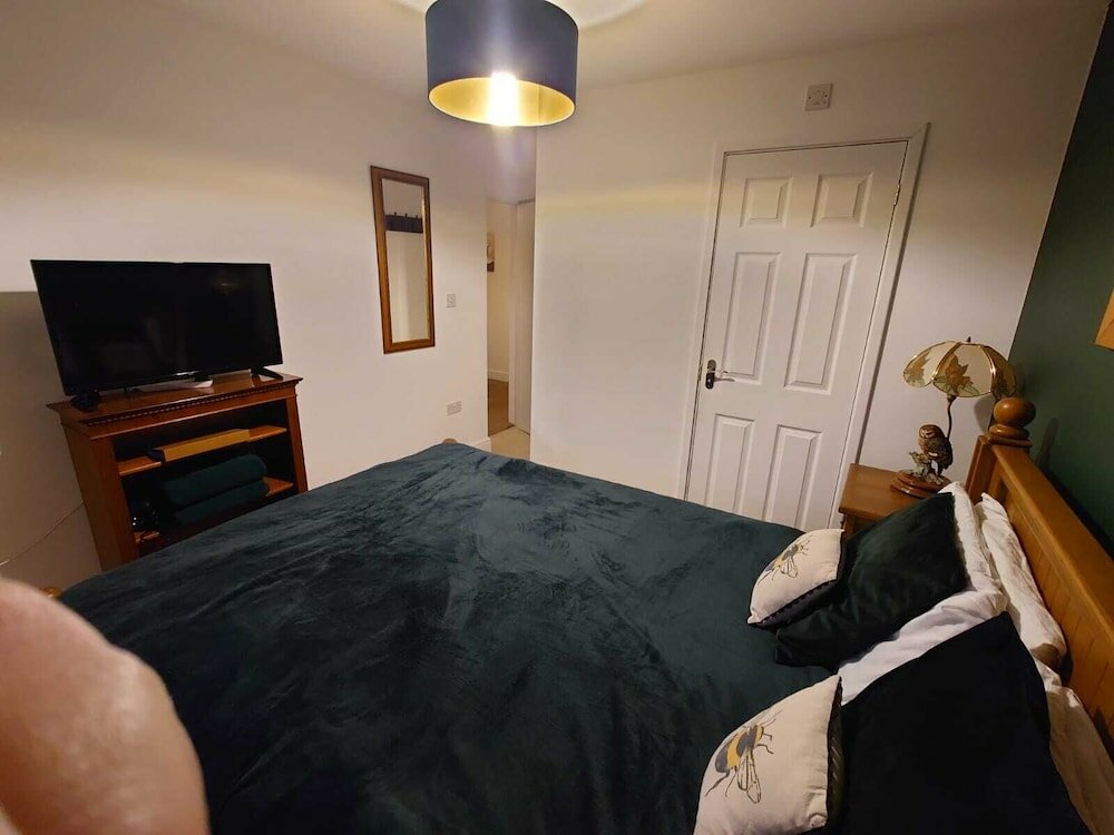 Фото Lovely Rooms in a Quiet Place of Woking