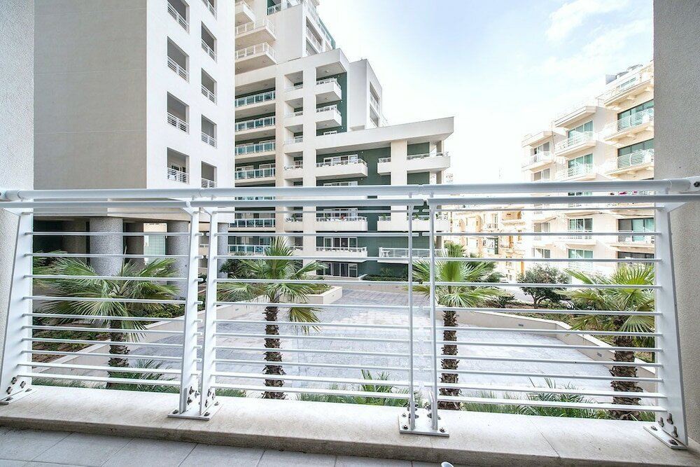 Фото Luxury Apt with Side Sea Views & Pool, Top Location