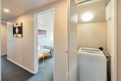Гостиница Sunny Three Bedroom Pakuranga Delight в Окленде