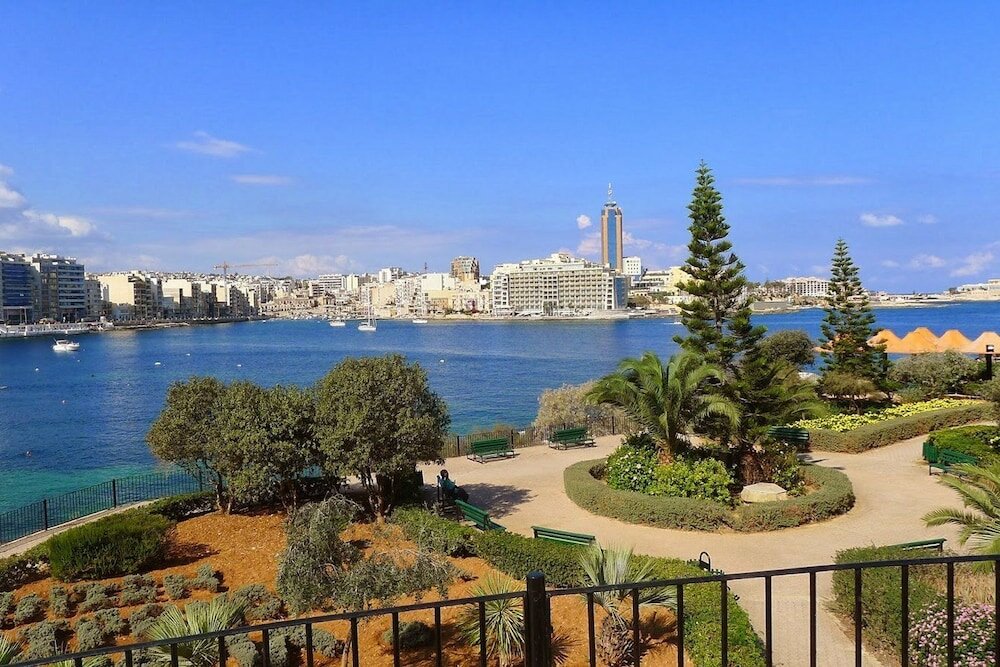 Фото Seafront Apartment in Sliema wt Breathtaking Views