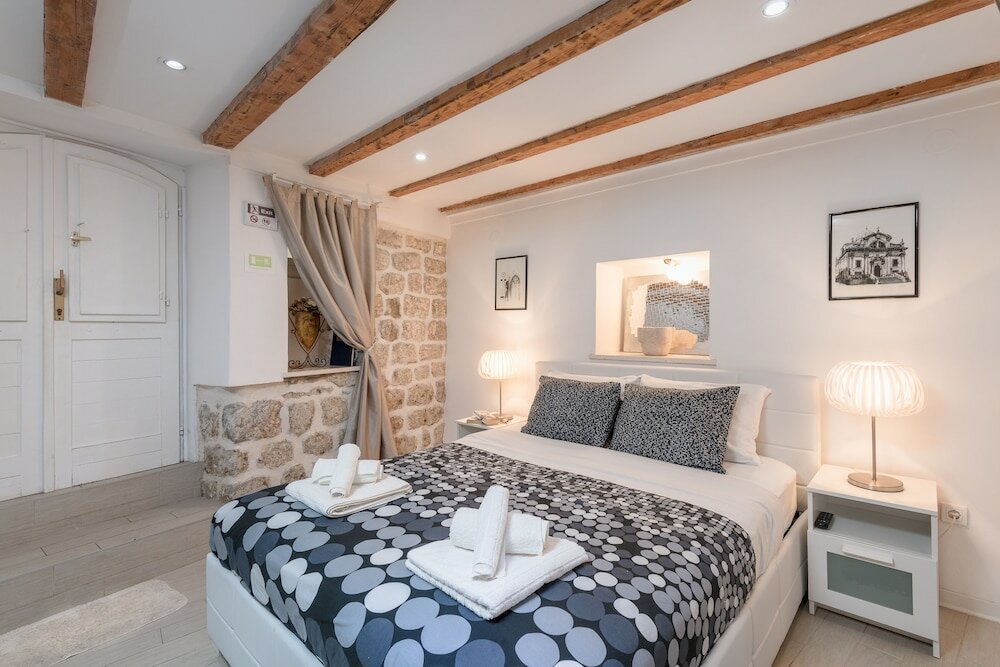 Фото Old Town Center Studio Apartments