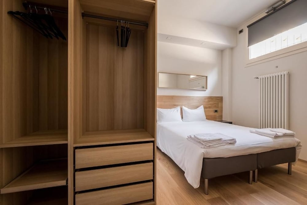 Фото Sant'orsola Suites Apartments