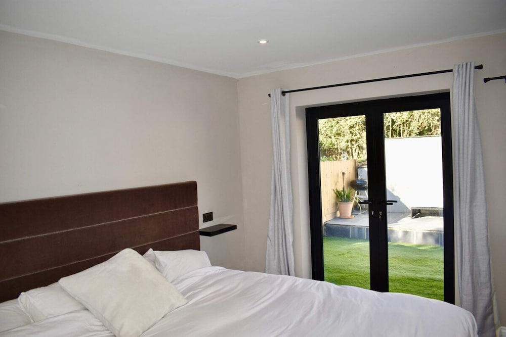 Фото Modern 3 Bedroom House With Stunning Views