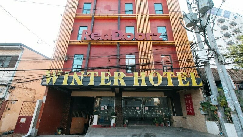 Гостиница RedDoorz Plus @ Winter Benitez в Кесон-Сити