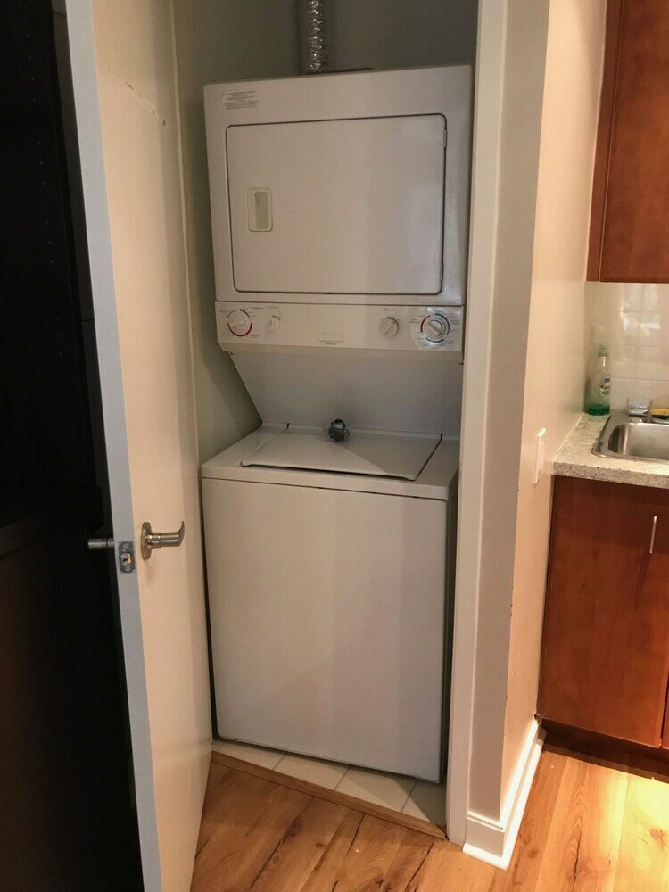 Фото Atlas Suites on Yonge & Bloor