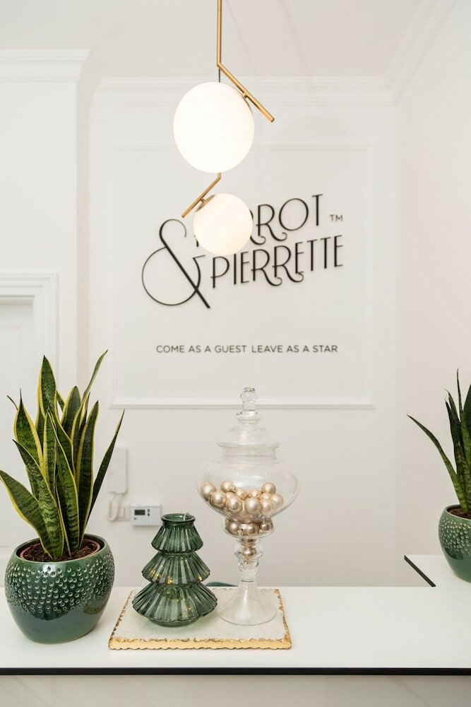 Фото Pierrot & Pierrette Apartments