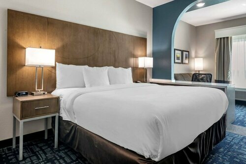 Гостиница Comfort Suites Fort Lauderdale Airport & Cruise Port в Дания Бич
