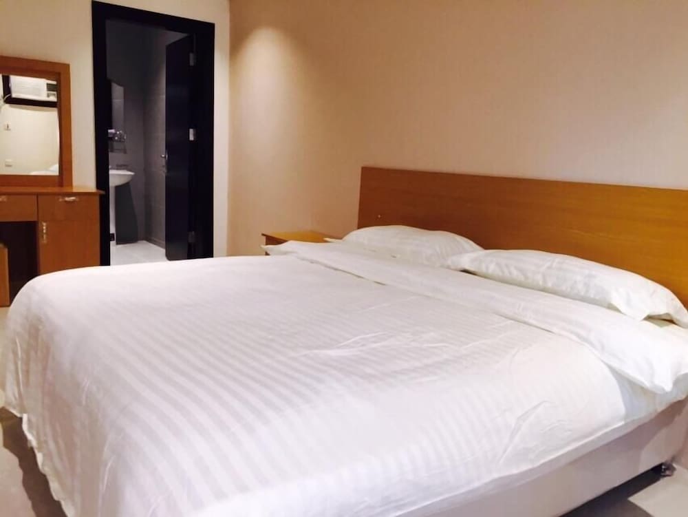 Фото Al Amoria Furnished Apartments 4