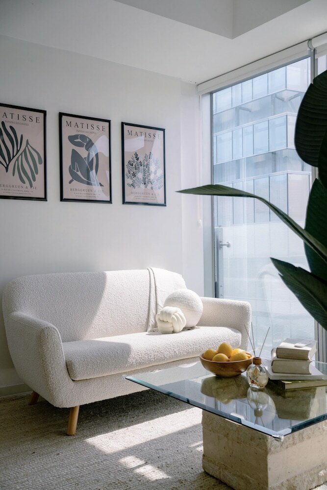 Фото Simply Comfort Gorgeous Apartments in the Heart of Toronto