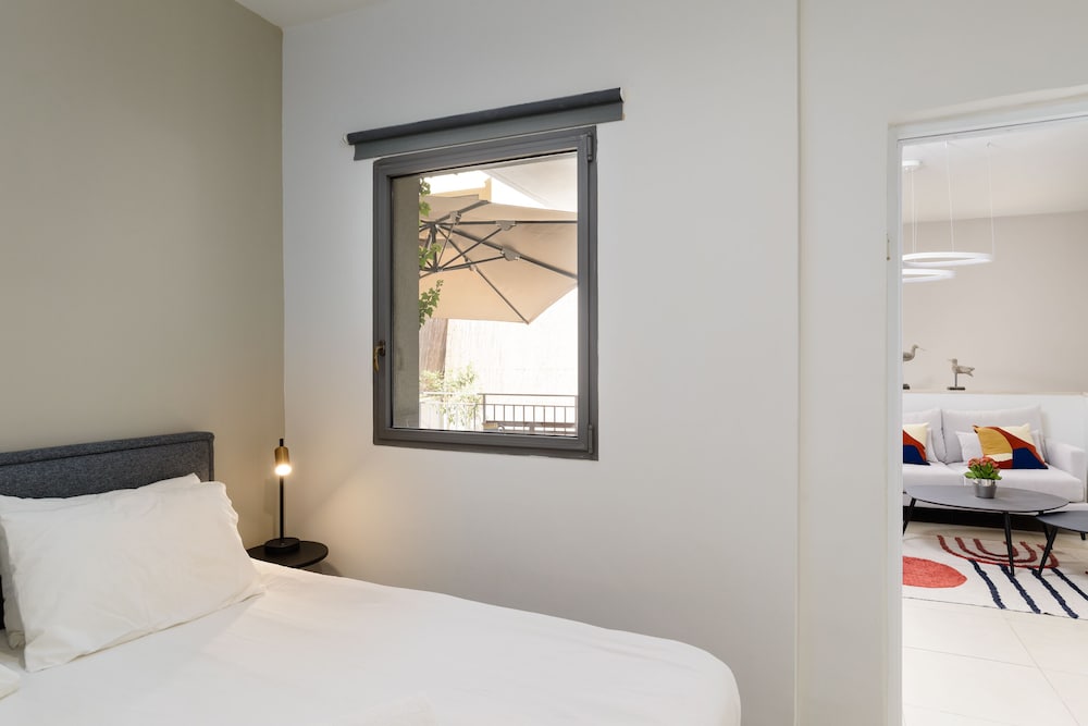 Фото Апартаменты Elegant Duplex with Patio by FeelHome