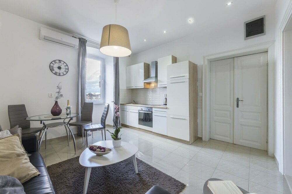 Фото Captain Emo City Apartments