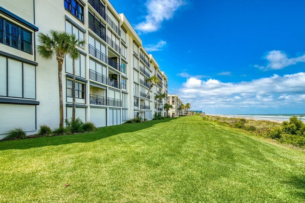 Фото Crescent Beach Condos