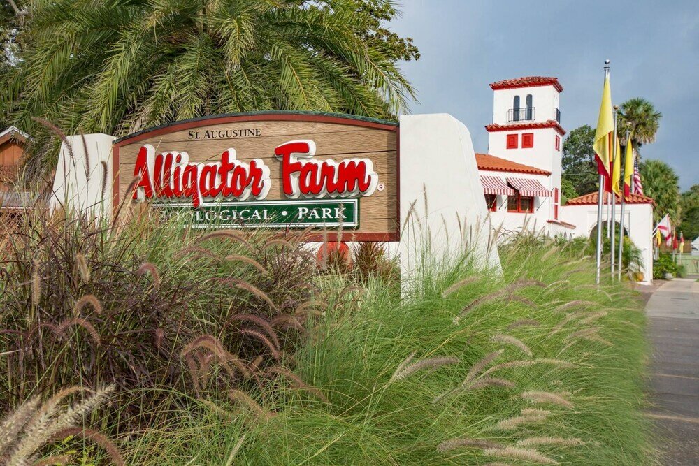 Фото Crescent Beach Condos