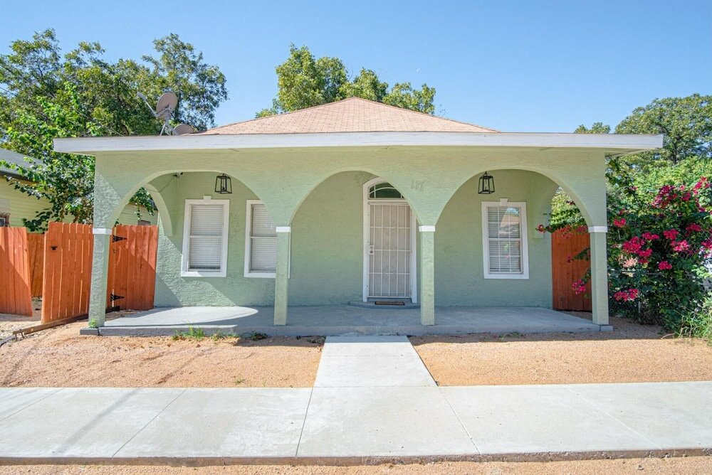 Фото 3 Br/1 Ba Remodeled Home Near Downtown