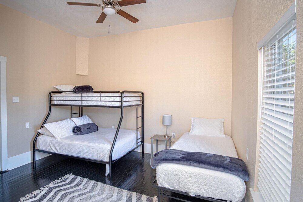 Фото 3 Br/1 Ba Remodeled Home Near Downtown