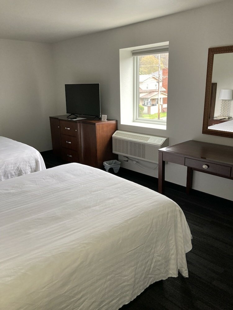 Фото Elker Inn & Suites