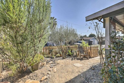 Гостиница Charming Craftsman Cottage With Garden & Hot Tub! в Фуллертоне