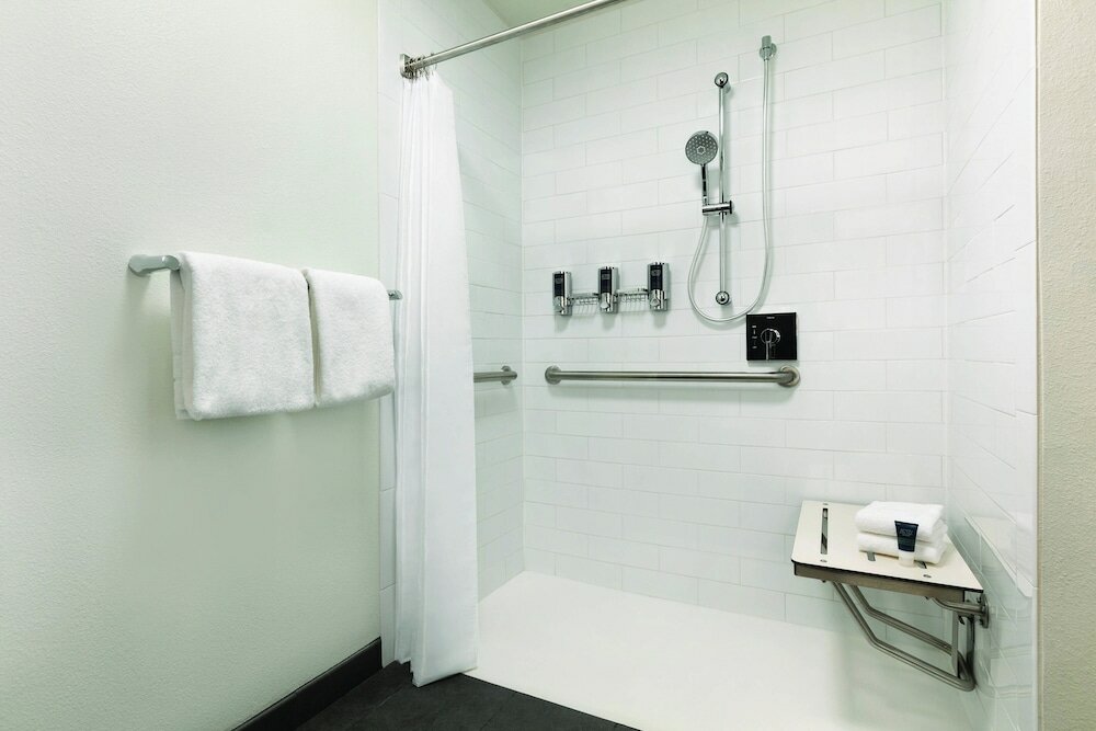 Фото Four Points by Sheraton Raleigh Arena