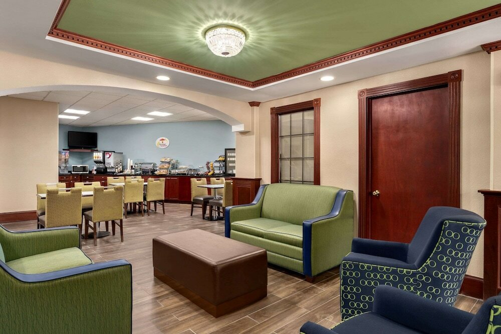 Фото Super 8 by Wyndham West Greenwich/Providence