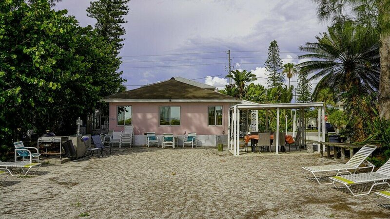Гостиница Two Mermaids Resort в Сент-Питерсберге