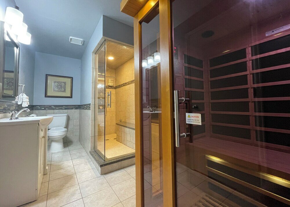 Фото Couples Retreat With Hot Tub, Sauna and Steam Room