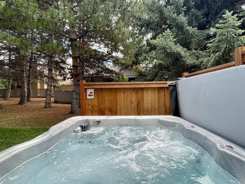 Фото Couples Retreat With Hot Tub, Sauna and Steam Room