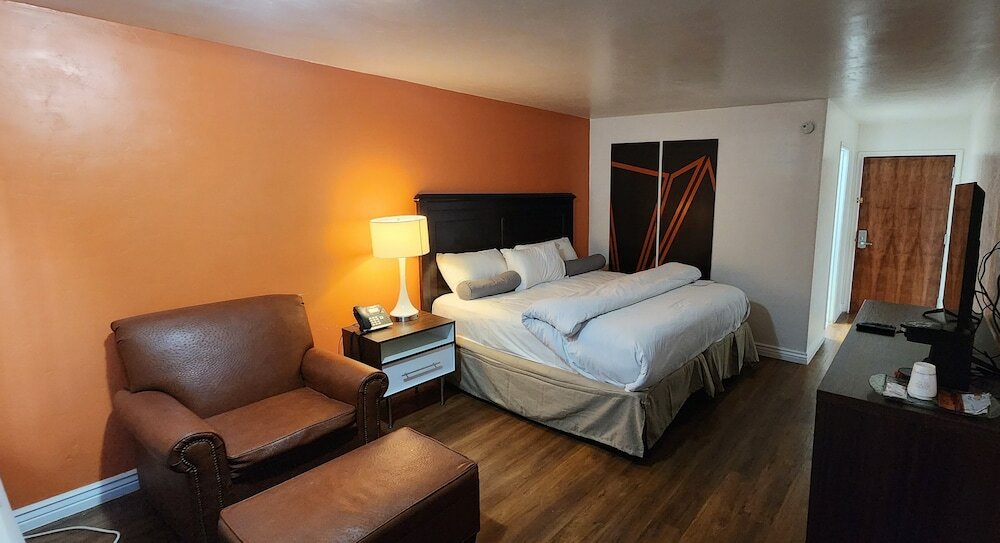 Фото B&j Hotel and Apartment