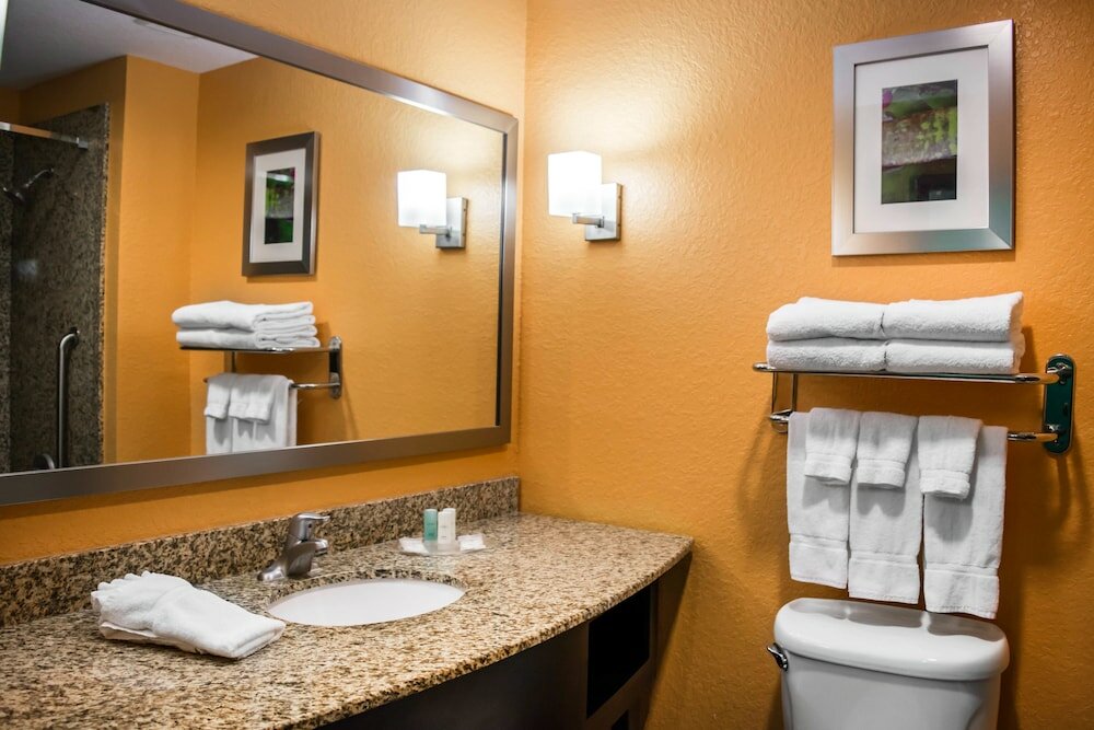 Фото Comfort Suites At Fairgrounds - Casino