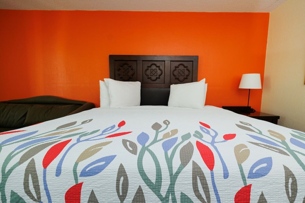 Фото Garnet Inn & Suites, Orlando