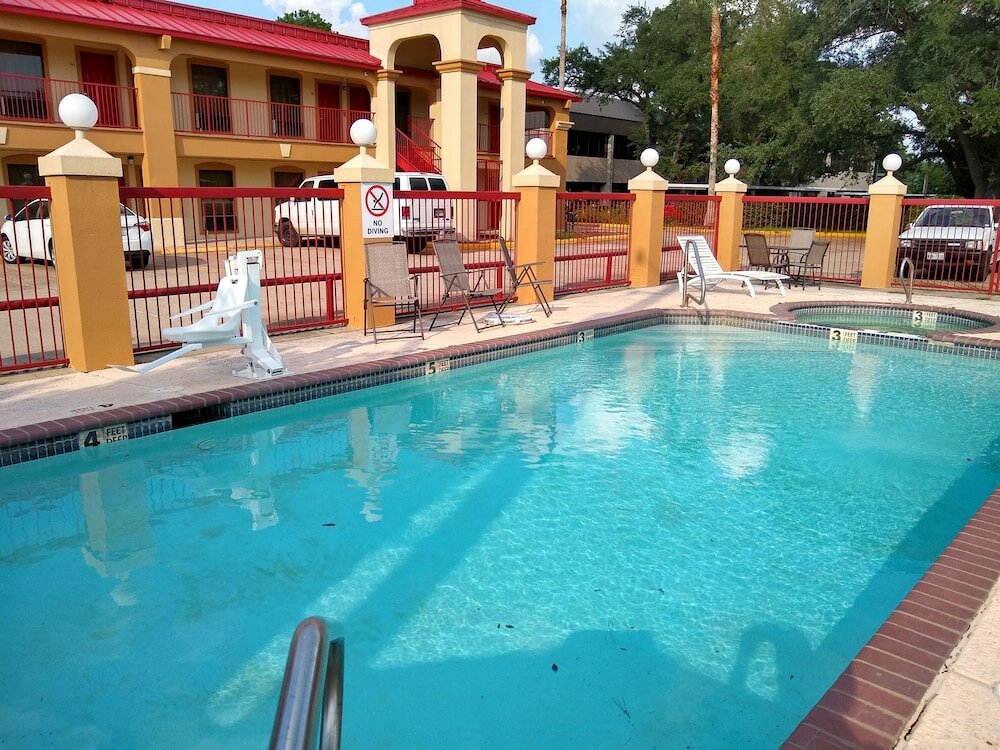 Фото Econo Lodge Inn & Suites West - Energy Corridor