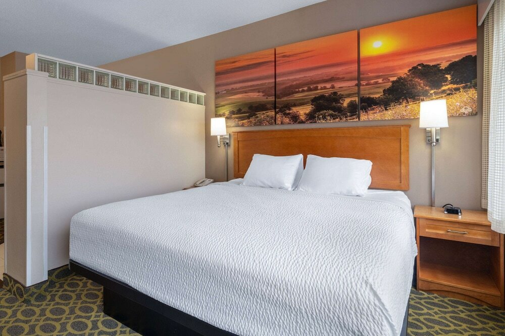 Фото Days Inn & Suites by Wyndham Madison