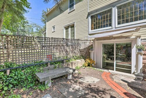 Гостиница Garden-level Millburn Apt - Walk to Transit! в Саммите