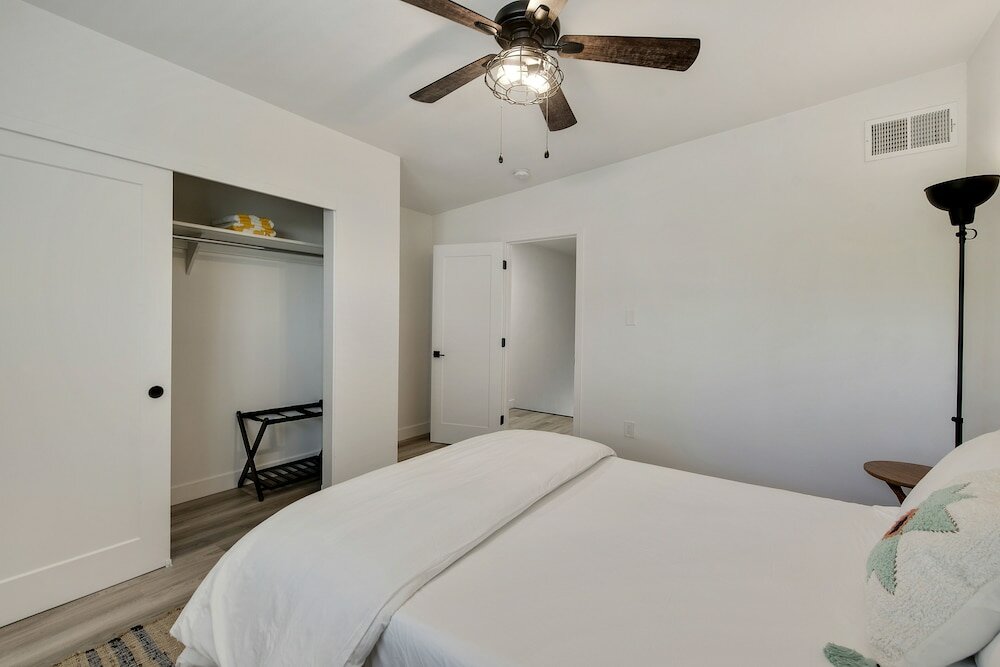 Фото Loren at The Sophia Heated Pool Gym