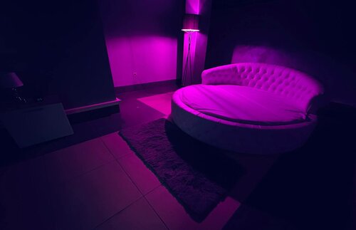 Олар барлық саңылауларда ересек шлюхаларды трахает