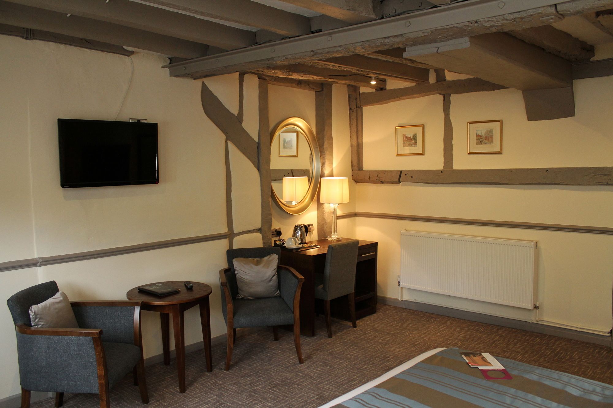 Фото Legacy Rose & Crown Hotel