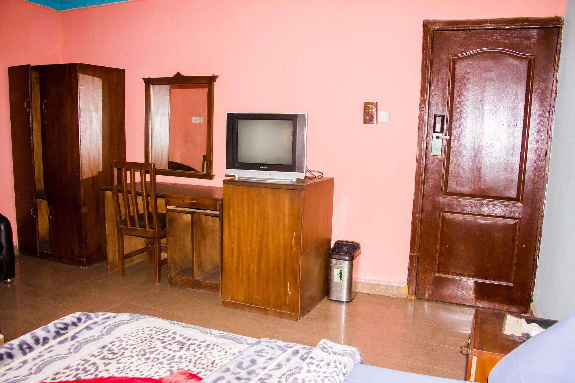 Фото Creme Suites & Hotel