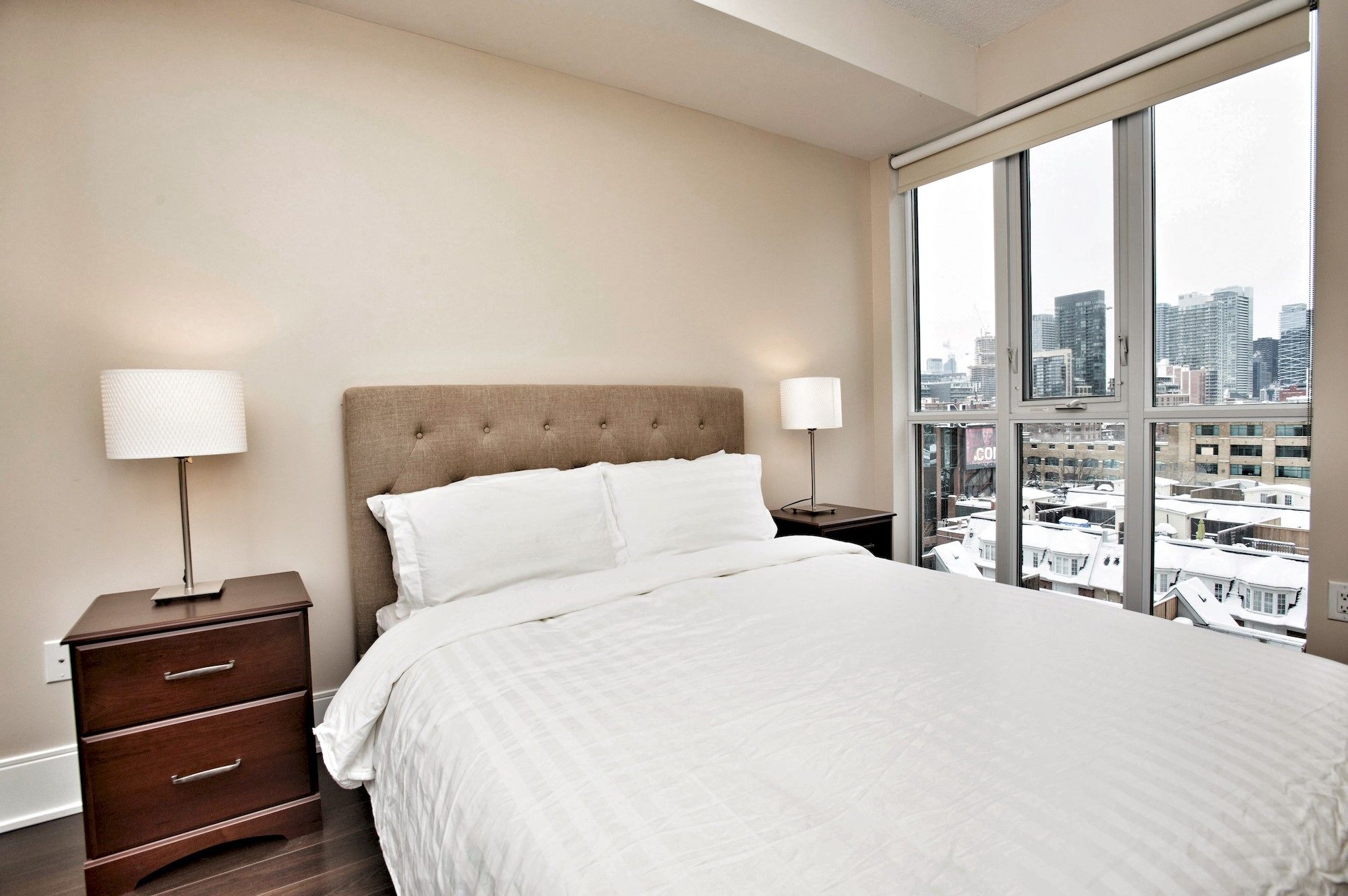 Фото Life Suites - Fort York Central Condo