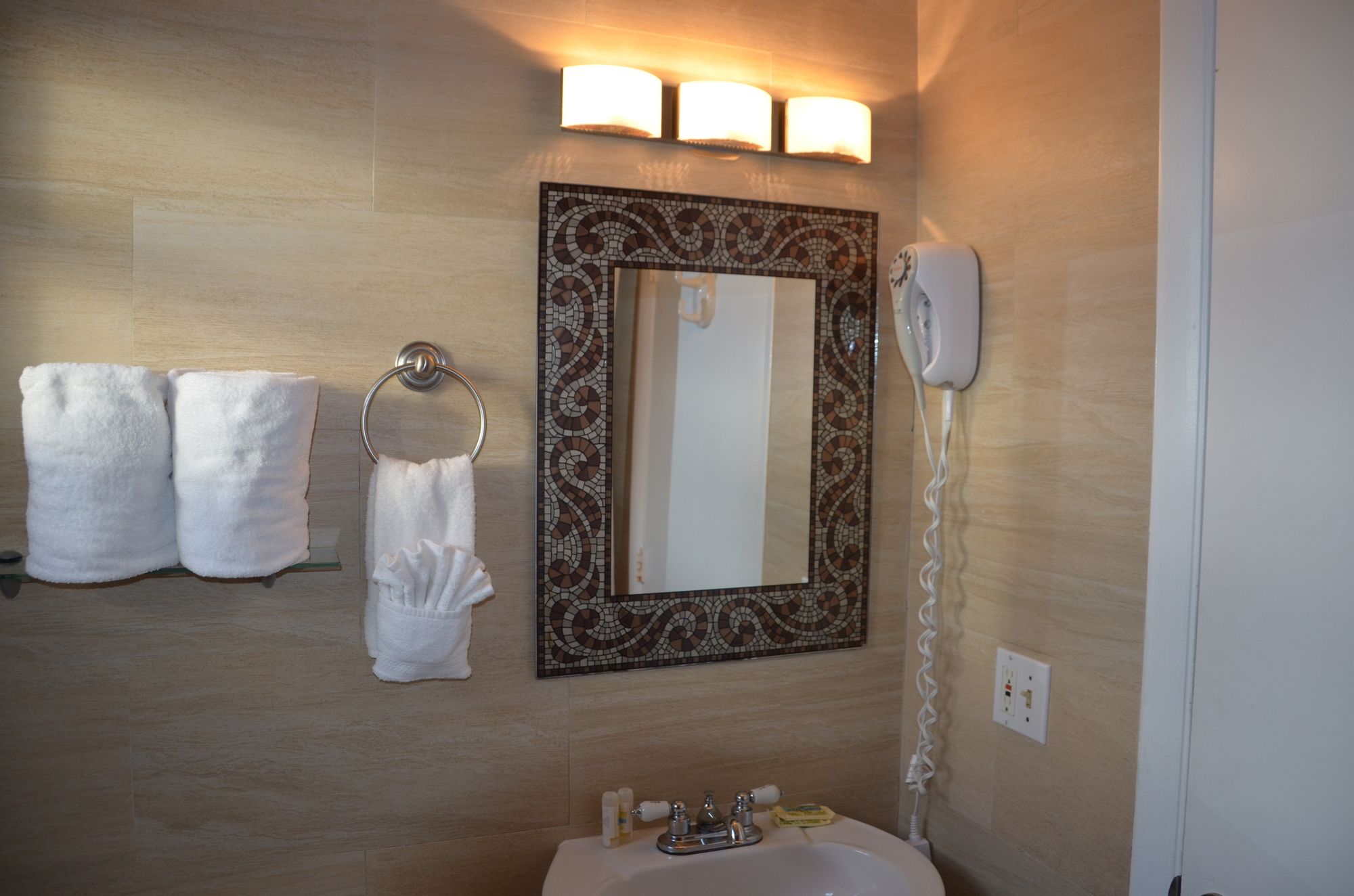 Фото Hollywood Beach Resort- Beautiful Large Studio