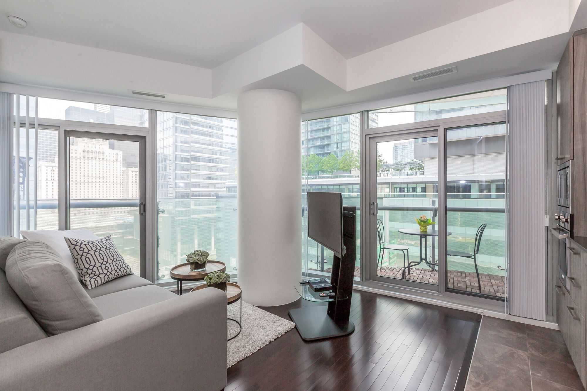 Фото Noel Suites-York St and Lakeshore Blvd