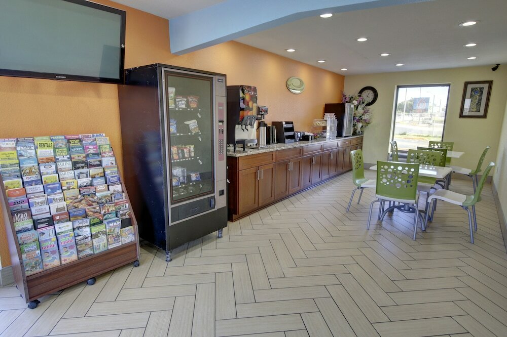 Фото Econo Lodge at Military Circle