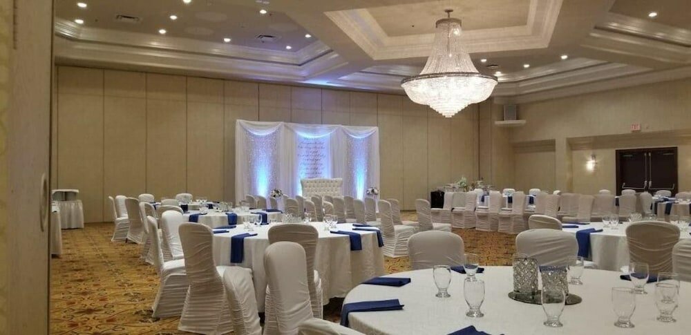 Фото Hamilton Plaza Hotel & Conference Center