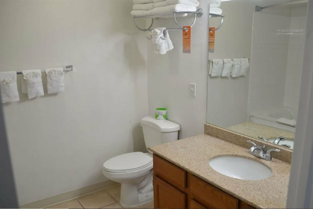 Фото Howard Johnson Hotel & Suites by Wyndham St. George