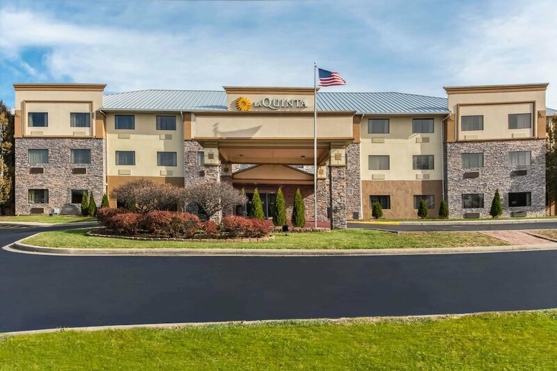 Гостиница La Quinta Inn & Suites by Wyndham Fairborn Wright-Patterson