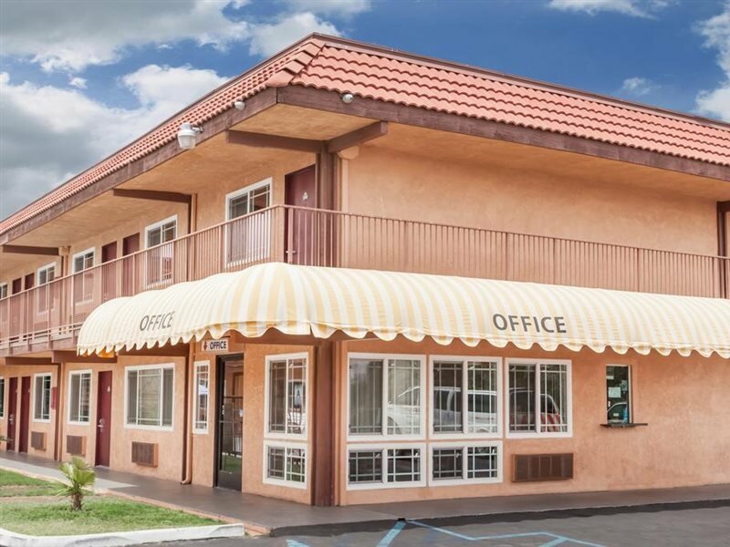 Фото Days Inn by Wyndham Barstow