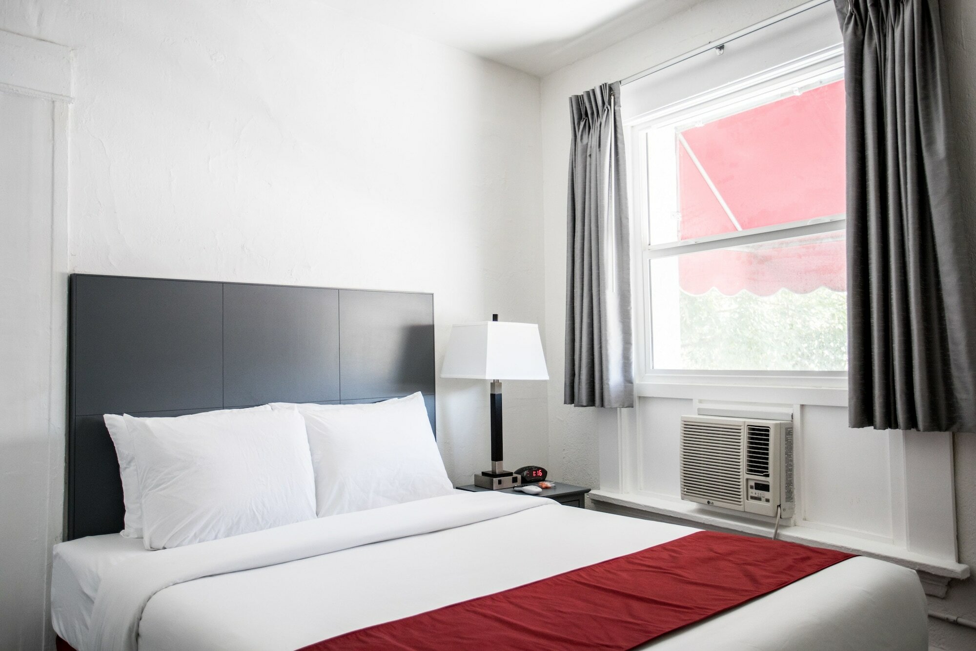 Фото The American Hotel