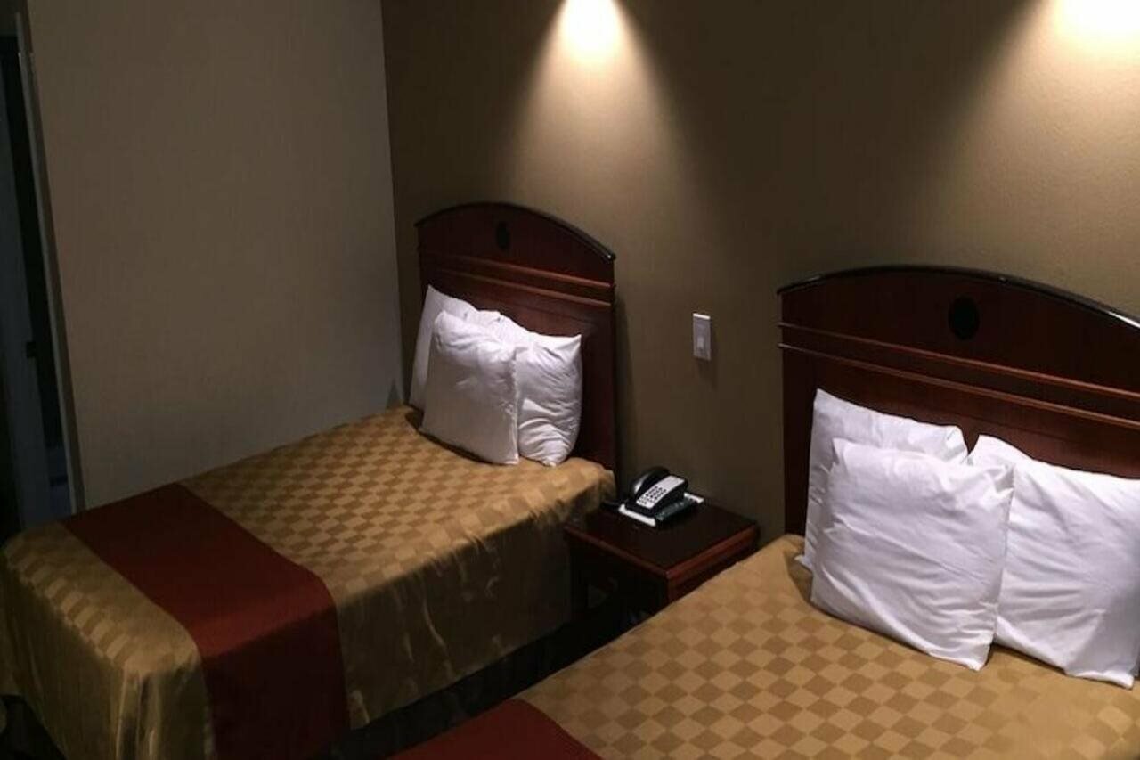 Фото Ontario Inn & Suites