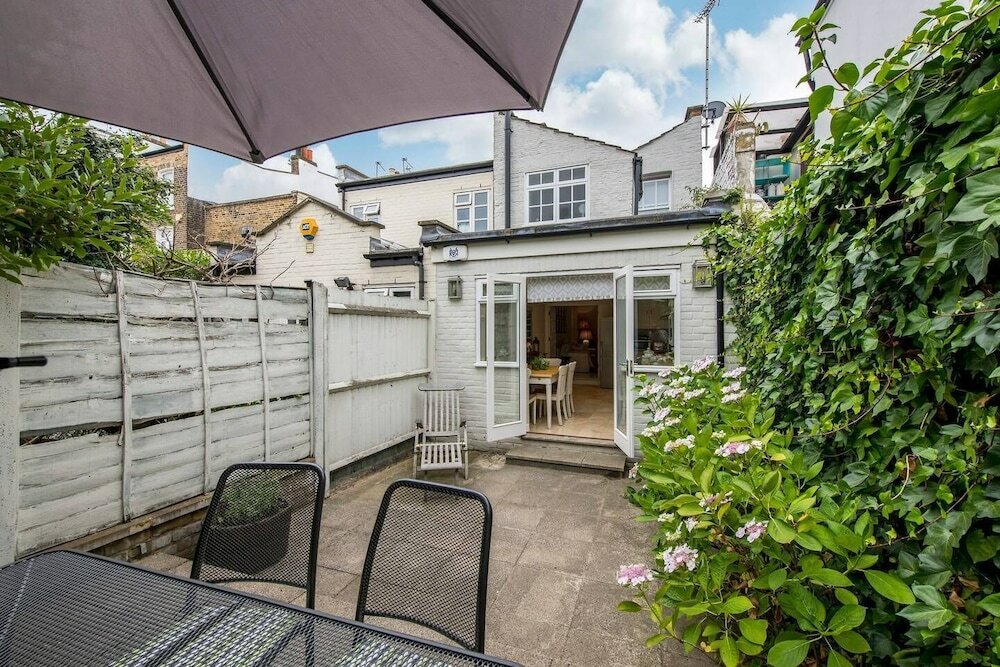 Фото Delightful 2-bed Home, Fulham