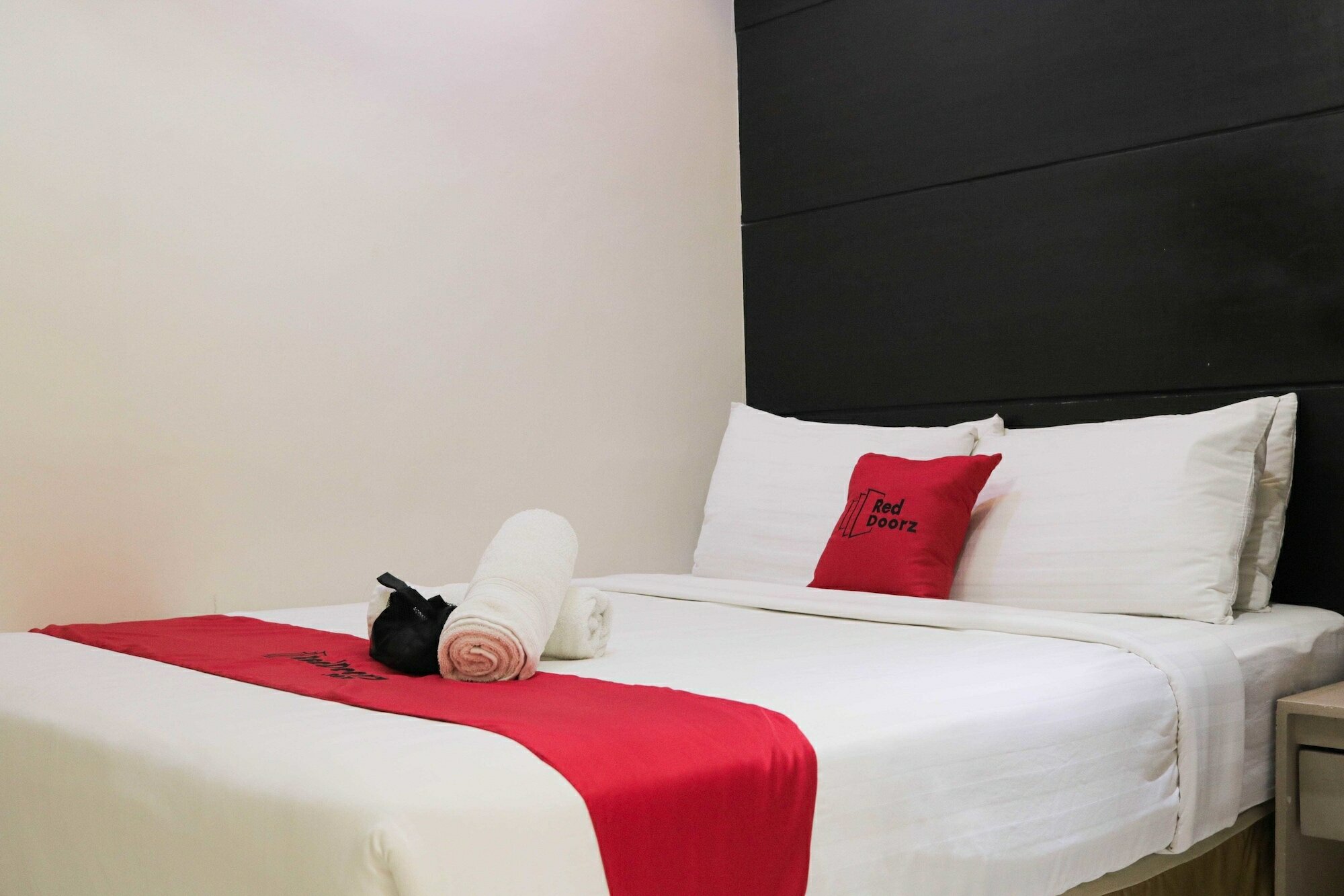 Фото RedDoorz @ Grand Apartelle Hernan Cortes Cebu